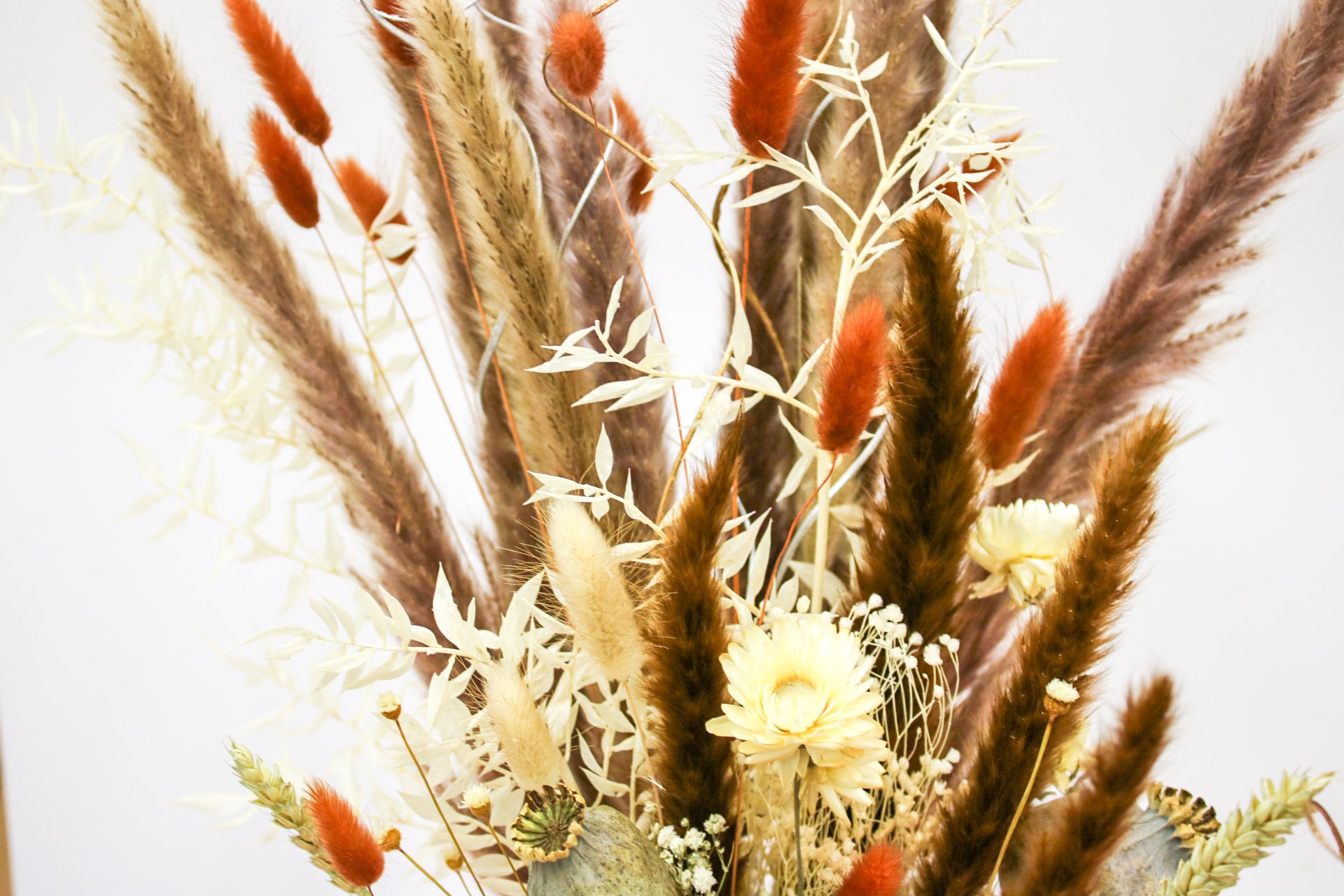 Beautiful large pampas dried floral bouquet with natural pampas grass and dried flowers, ideal for weddings, events, or a rustic home arrangement.