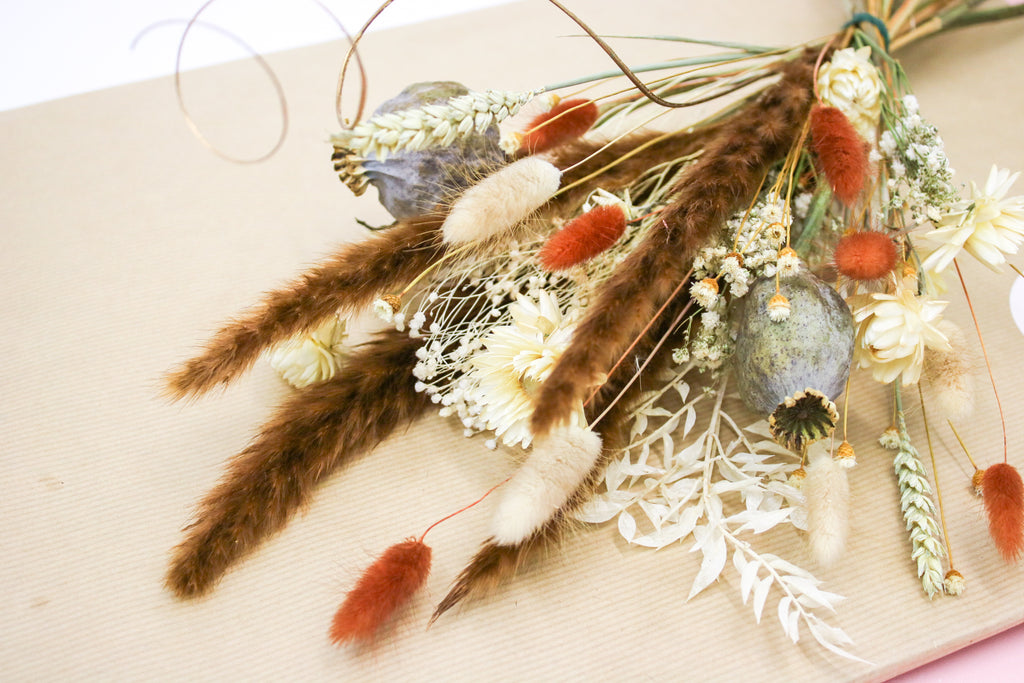 Fluffy dried pampas grass bouquet with voluminous stems, perfect for creating a large boho wedding bouquet or an eye-catching home arrangement.
