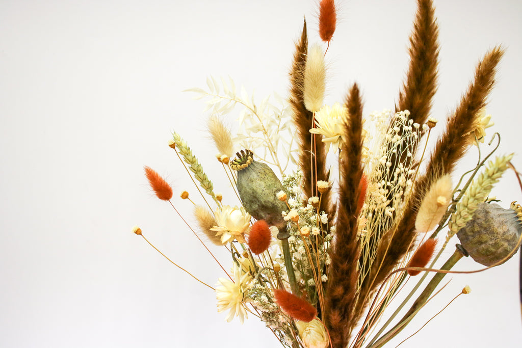 Large pampas dried bouquet featuring soft pampas grass and dried foliage, ideal for weddings, events, or as an elegant home decoration piece.