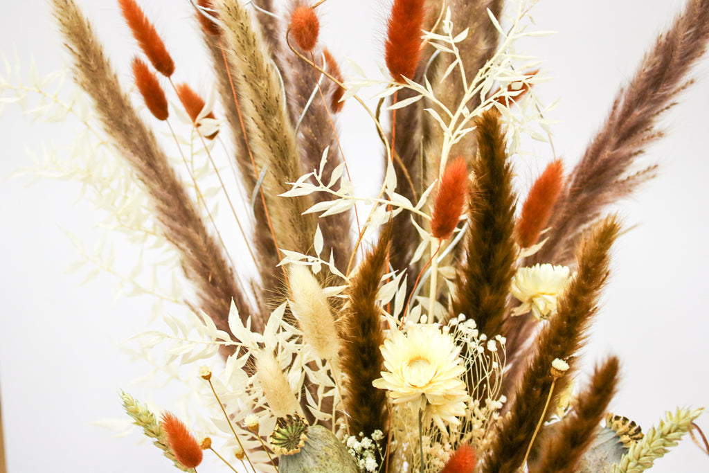 Beautiful large pampas dried floral bouquet with natural pampas grass and dried flowers, ideal for weddings, events, or a rustic home arrangement.